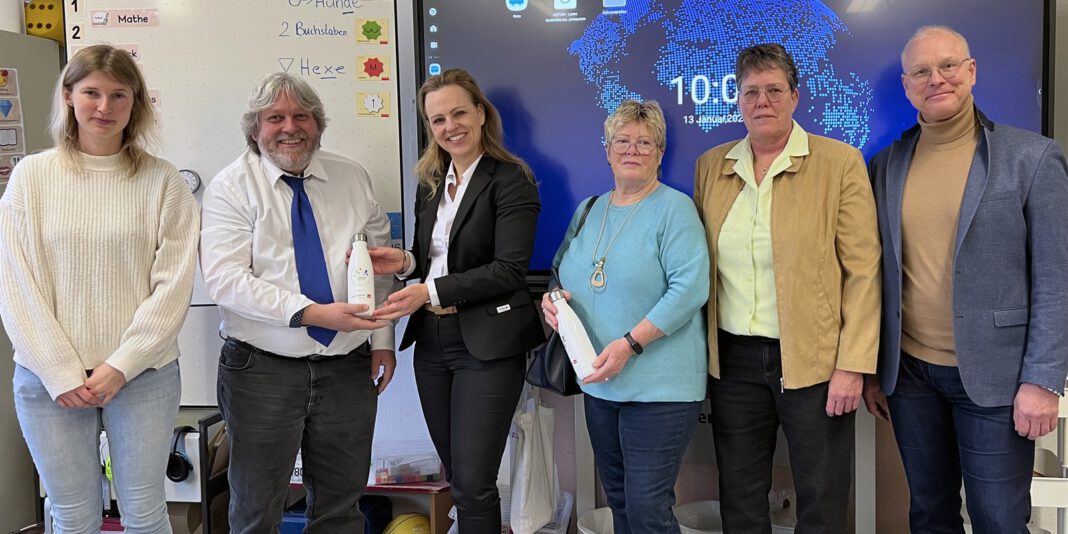 706 Hanauer Grundschüler erhalten Trinkflaschen für Aktion zur Förderung regelmäßigen Trinkens