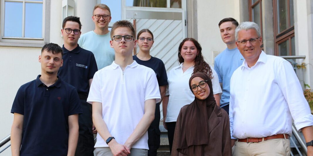 Acht Nachwuchskräfte starten Ausbildung in Rüsselsheim