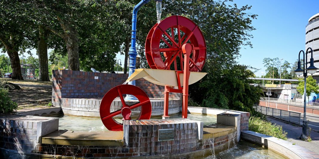 Brunnen am Kanaltorplatz in Hanau nach Wellenreparatur wieder in Betrieb