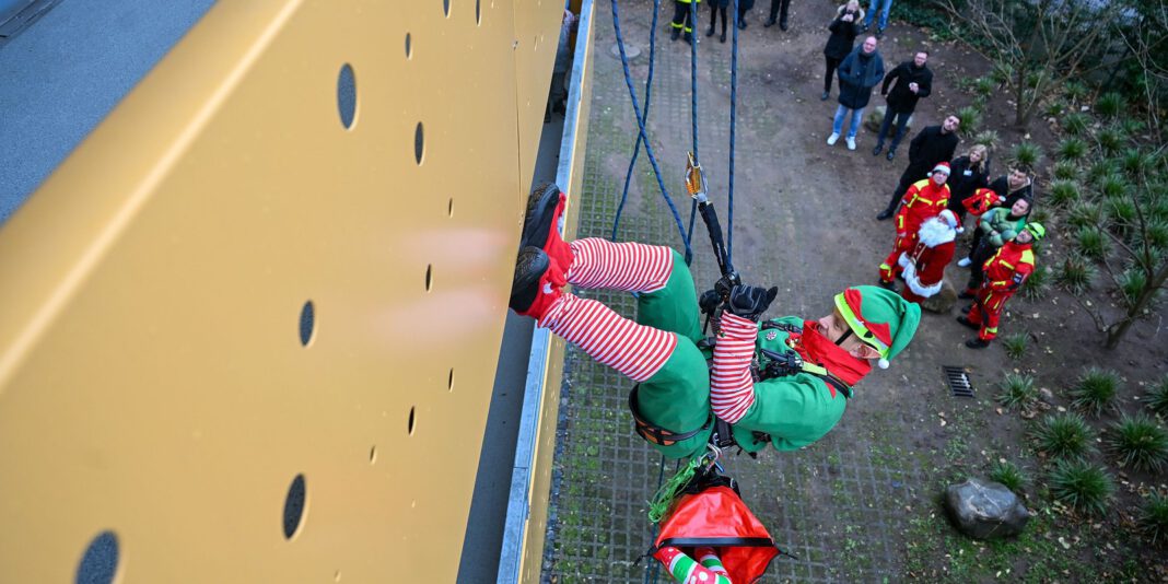Feuerwehr Hanau klettert zu Nikolaus in Kinderklinik und verteilt Geschenke