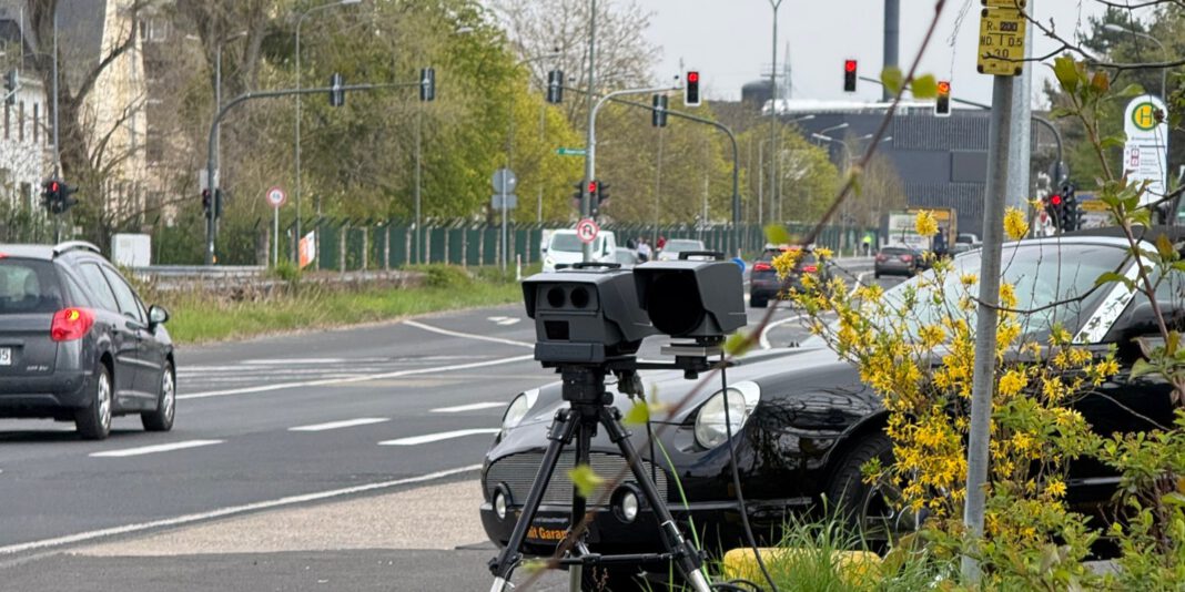 Gemeinsame Kontrolle in Hanau: 111 Tempoverstöße und mehrere Fahrzeuge stillgelegt