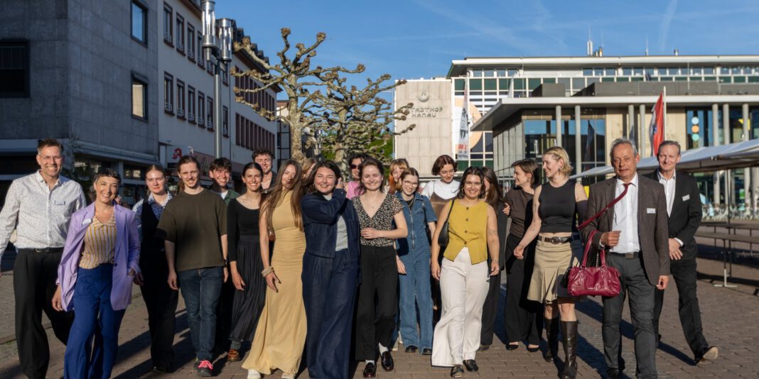 Hanau: 18 Absolventen der Brüder Grimm Berufsakademie und Ausstellung Marktreif im Rathaus