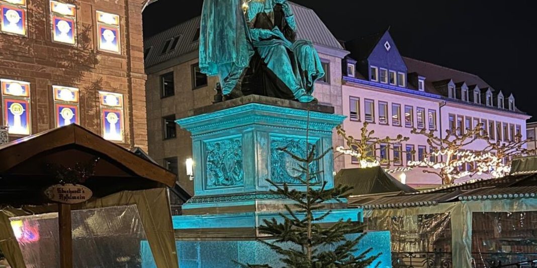 Hanau beleuchtet Brüder Grimm Denkmal und beteiligt sich am Aktionstag gegen die Todesstrafe Hanau beleuchtet Brüder Grimm Denkmal und beteiligt sich am Aktionstag gegen die Todesstrafe