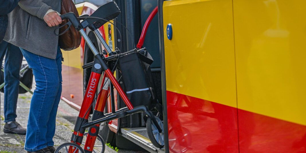 Hanau bietet praktische Schulung zum sicheren Busfahren mit Rollator am 23. April