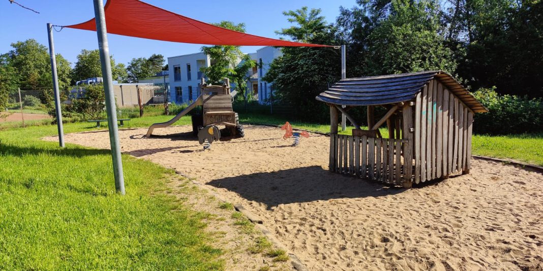 Hanau lässt 189 Sandflächen auf Spielplätzen, Kitas und Schulen säubern