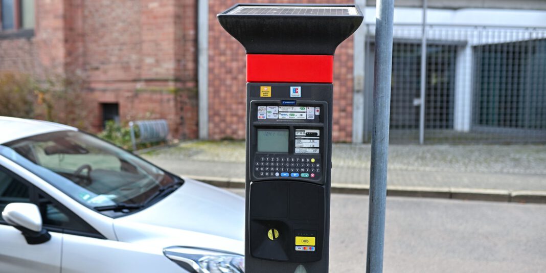 Hanau stellt Parkautomaten auf Kennzeicheneingabe und kontaktlose Zahlung um