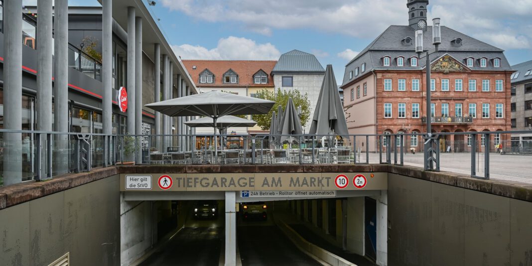 Hanau verstärkt Sicherheitspräsenz in Parkhäusern nach Beschwerden über Bettler
