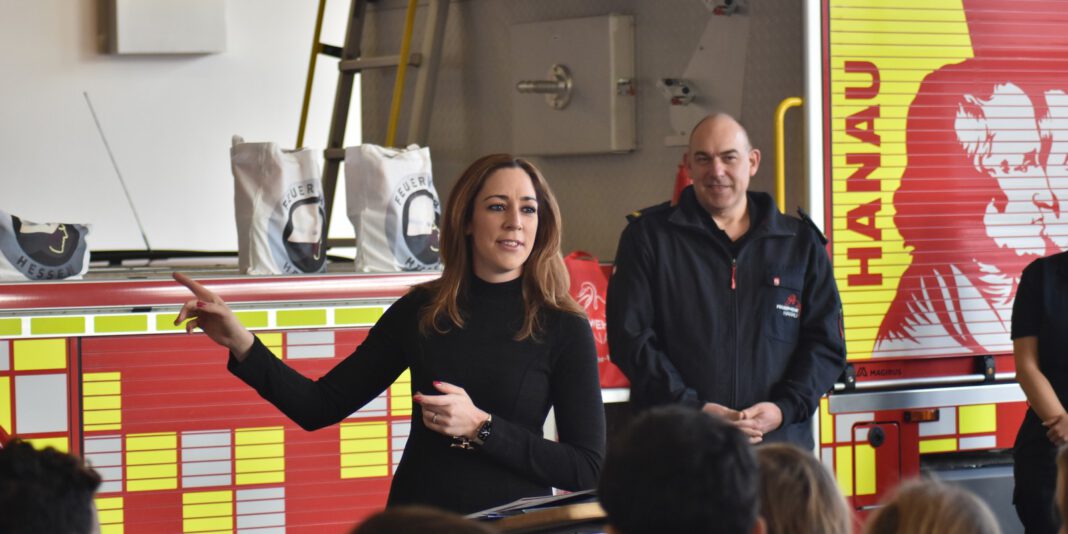Hanauer Grundschüler zeigen Feuerwehrbilder und werden prämiert