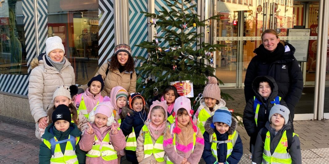 Hanauer Kitas schmücken Innenstadt: 25 Einrichtungen bringen selbstgebastelte Bäume in die Stadt Hanauer Kitas schmücken Innenstadt: 25 Einrichtungen bringen selbstgebastelte Bäume in die Stadt