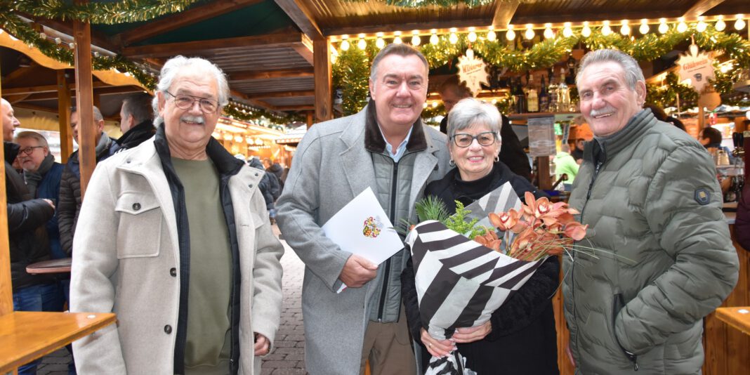 Hanauer Schaustellerpaar Eberhardt feiert 60 Jahre Ehe am Glühweinstand Hanauer Schaustellerpaar Eberhardt feiert 60 Jahre Ehe am Glühweinstand