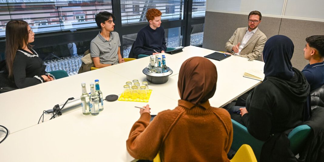 Hanauer Stadtschülerrat bespricht Schulbau, Ganztagsanspruch und Demokratieprojekte mit Bürgermeister