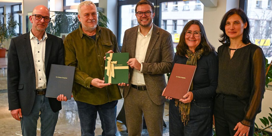Handschriftliches Matthäus-Evangelium als Geschenk an Hanauer Bürgermeister übergeben