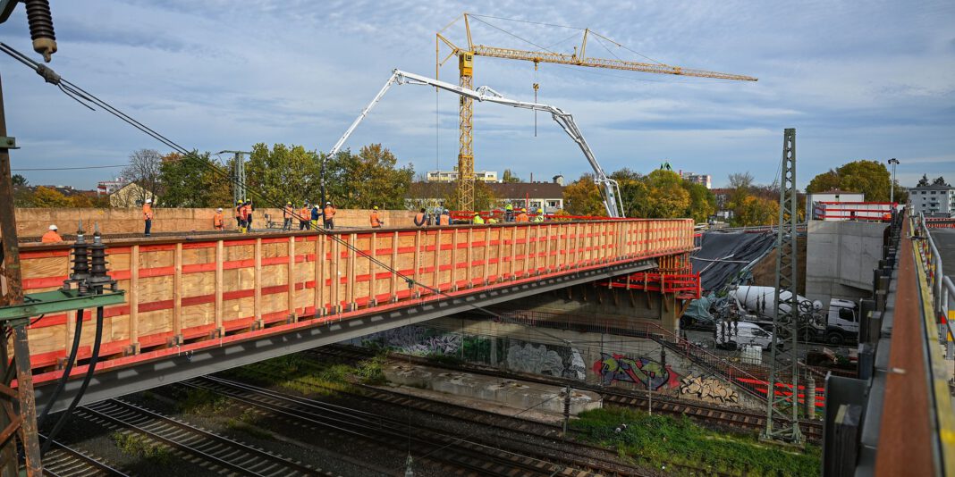 Hauptbahnhofbrücke in Hanau: 2400 Tonnen Beton während des Bahnbetriebs eingebaut Hauptbahnhofbrücke in Hanau: 2400 Tonnen Beton während des Bahnbetriebs eingebaut