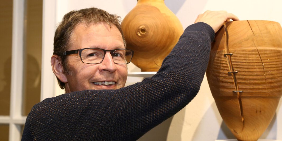 Holzarbeiten von Klaus Kirchner werden in Schloss Steinheim neben archäologischen Fundstücken gezeigt