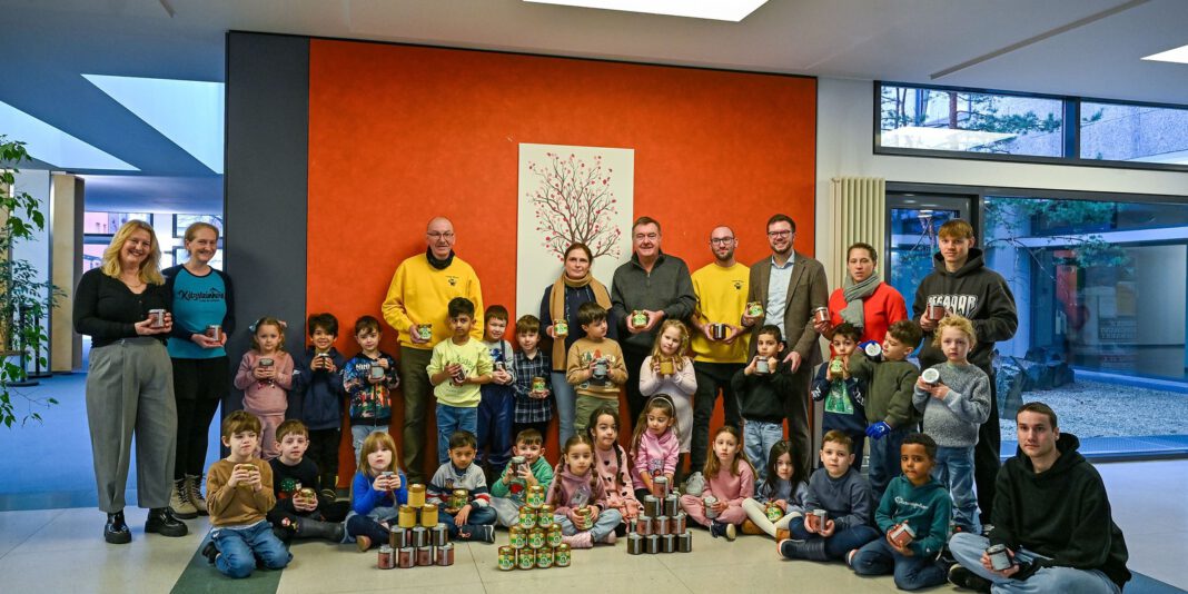 Imkerei spendet 672 Gläser Honig an Hanauer Kitas