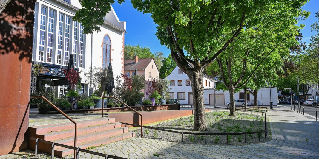 Johanneskirchplatz in Hanau offiziell freigegeben: Grüner Platz, Bäume und neue Radplanungen nach Sanierung