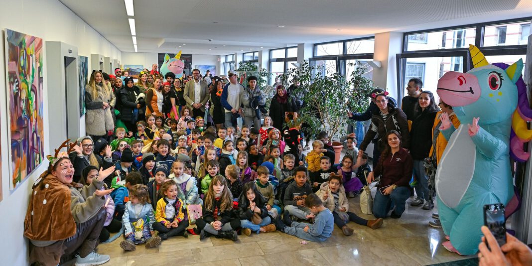 Kita Sandeldamm zieht mit Fastnachtszug ins Neustädter Rathaus