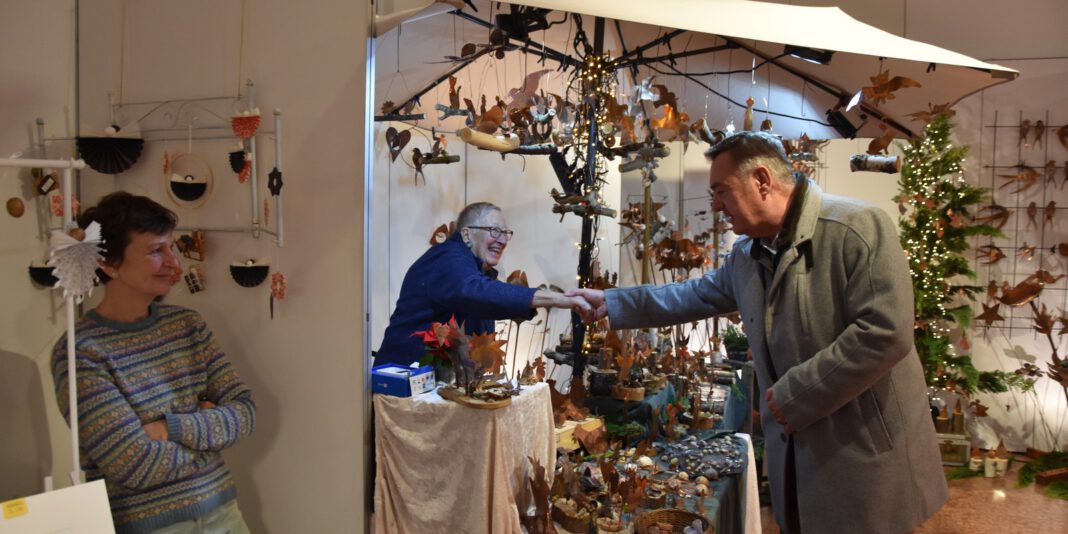 Rathaus in Hanau wird Treffpunkt für Künstlerweihnachtsmarkt mit rund 20 Ausstellenden Rathaus in Hanau wird Treffpunkt für Künstlerweihnachtsmarkt mit rund 20 Ausstellenden
