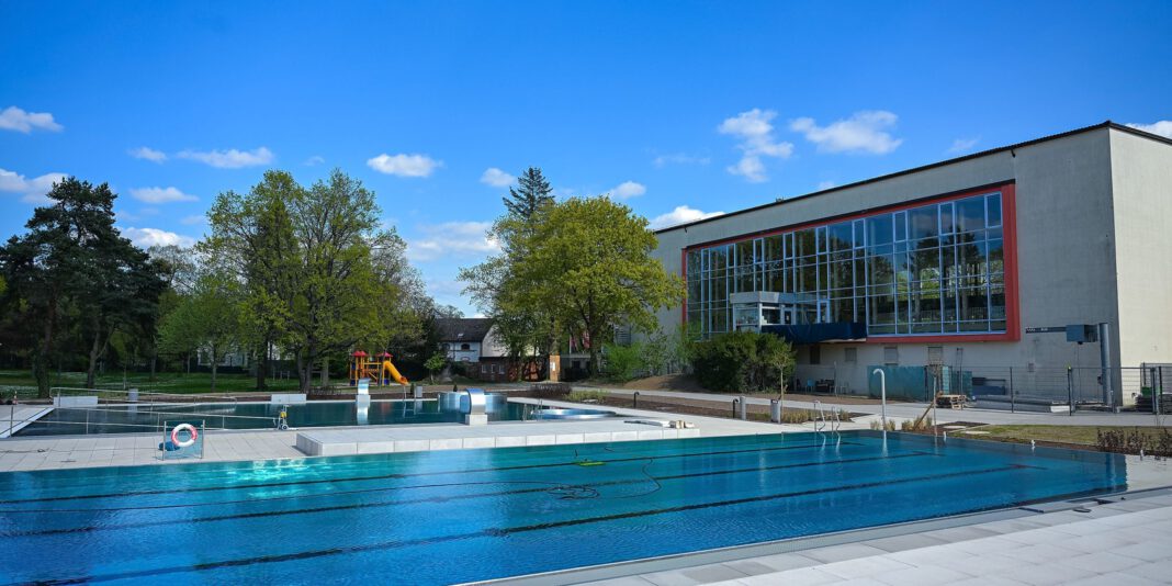 Sanierung abgeschlossen: Heinrich Fischer Freibad in Hanau öffnet mit Festwoche und 65 Cent Eintritt