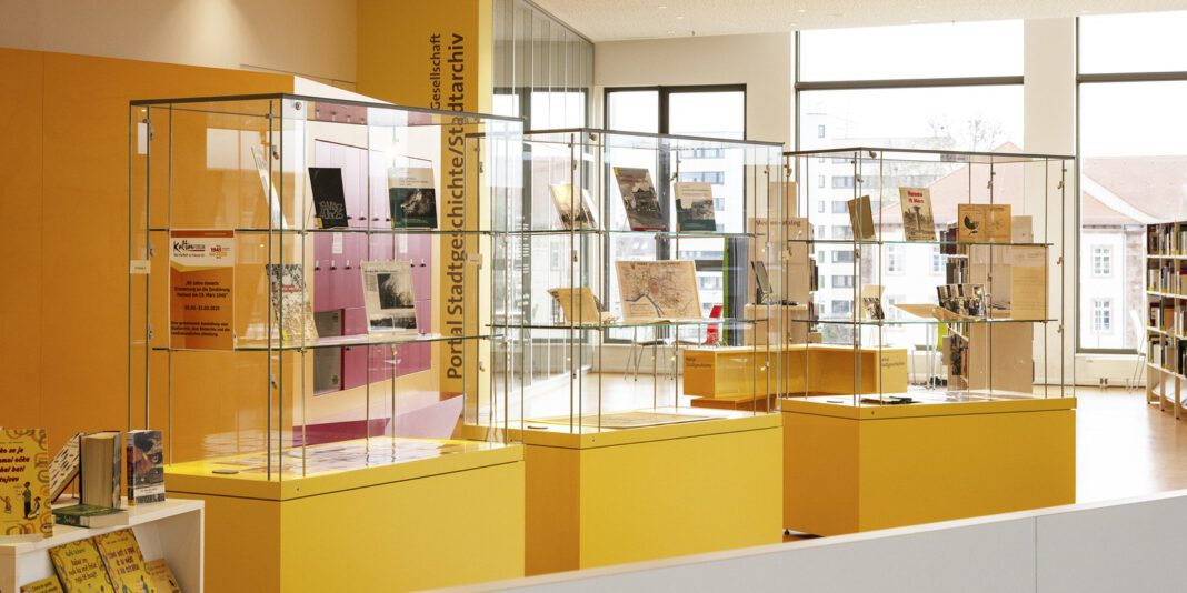 Sechzig Jahre Partnerschaft: Hanau zeigt Vitrinen zur Verbindung mit Conflans