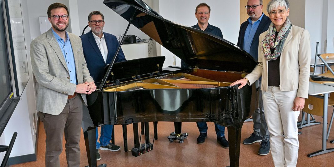 Steinway Flügel der Karl Rehbein Schule in Hanau wird restauriert Stadt beteiligt sich mit 6000 Euro