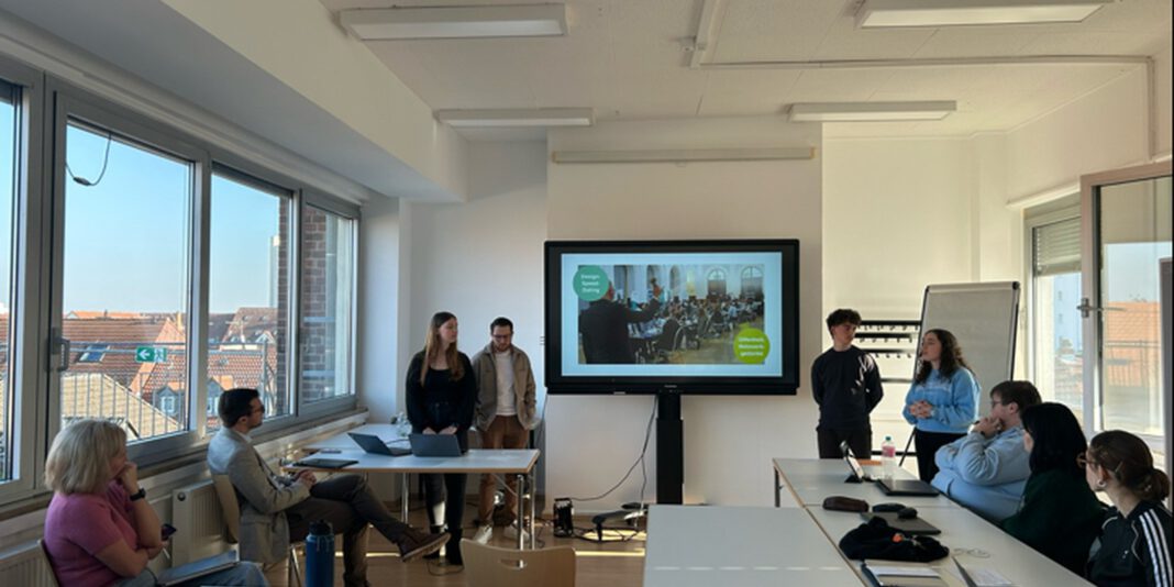 Studierende der BGBA Hanau präsentieren Kommunikationskonzepte vor Rathausvertretern