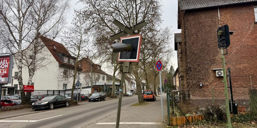 Unbekanntes Fahrzeug beschädigt Signalmast in Großauheim: Polizei ermittelt wegen Unfallflucht