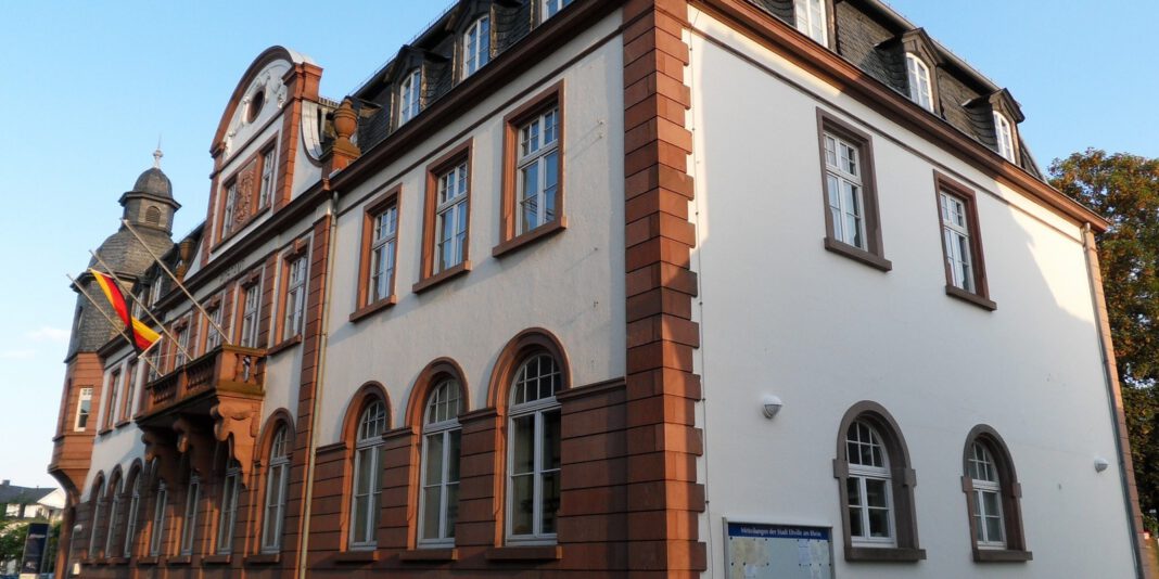 Vorschulkinder aus Hattenheim verzieren Weihnachtsbaum im Eltviller Rathaus Vorschulkinder aus Hattenheim verzieren Weihnachtsbaum im Eltviller Rathaus